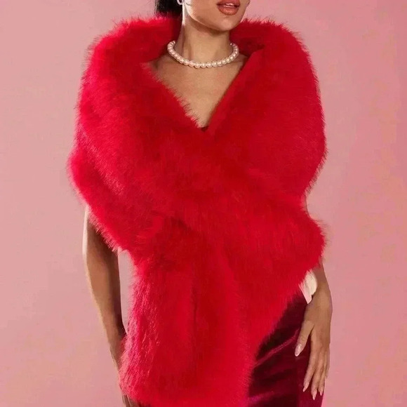 Red Casual Women's Toca Faux Fur Cape - Picture 2 of 6